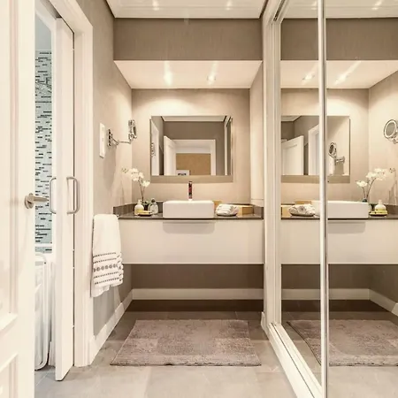 Royal In A Prestigious Neighborhood, Indoor Pool Hébergement de vacances