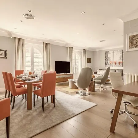 Royal In A Prestigious Neighborhood, Indoor Pool *